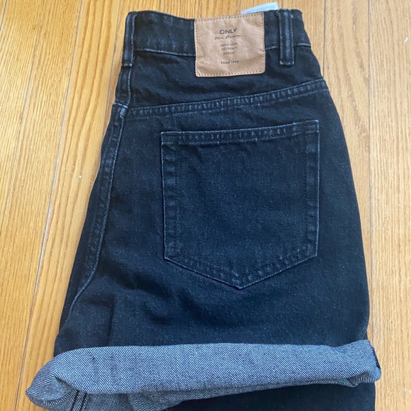 Only shorts - Picture 2 of 2